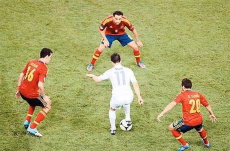 ÐT Tây Ban Nha bóp nghẹt sức chiến đấu của các cầu thủ Pháp.