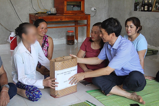 Lãnh đạo Cục Phòng, chống HIV/AIDS và Ngành Y tế thăm hỏi, tặng quà người dân bị nhiễm HIV tại xã Kim Thượng.