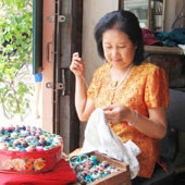 Một cửa hiệu vá quần áo
ở ngõ Thanh Miến.