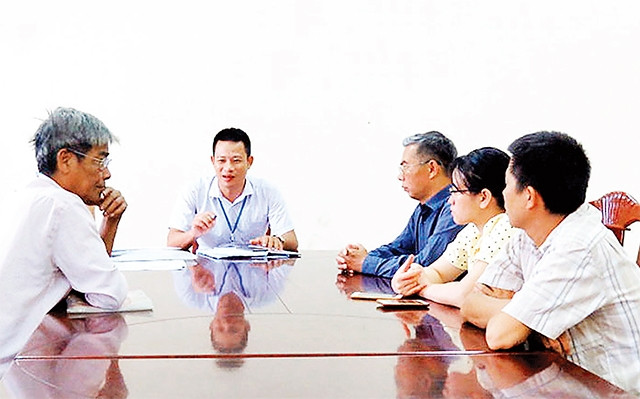 Lãnh đạo UBND xã Tân Triều, huyện Thanh Trì tiếp công dân, giải quyết khiếu nại, tố cáo. Ảnh: NGUYỄN TRƯỜNG