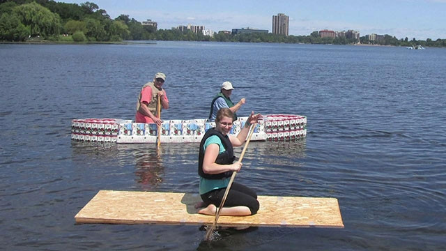 Cuộc thi đua thuyền bằng bìa cứng