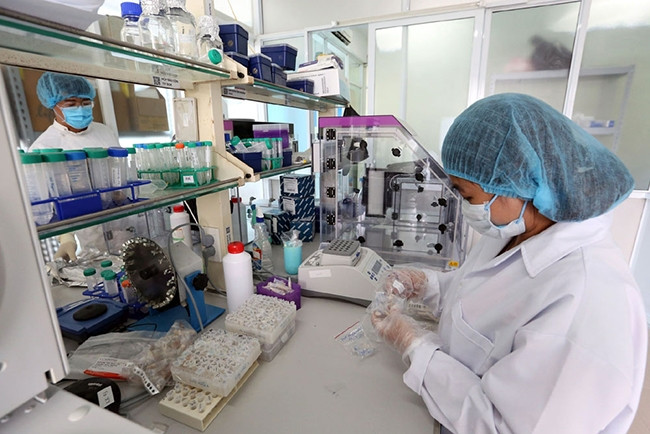 Giám định ADN xác định danh tính liệt sĩ tại Viện Công nghệ sinh học (Viện Hàn lâm khoa học và công nghệ). Ảnh: QUÝ ĐỨC
