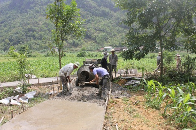 Làm đường giao thông nông thôn ở xóm Hoong II, xã Trường Hà, huyện Hà Quảng (Cao Bằng).