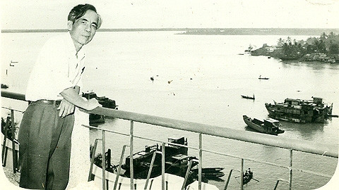 Nhà văn Học Phi tại bến Ninh Kiều, Cần Thơ. (Ảnh minh họa)