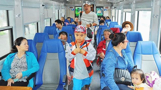 Đường sắt Việt Nam đã đóng những toa tàu mới hiện đại, chất lượng cao phục vụ khách du lịch ở cự ly trung bình, ngắn, cạnh tranh với đường bộ và hàng không. Ảnh: NAM ANH