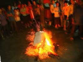 Các thanh niên Pà Thẻn
nhảy thẳng vào đống lửa đang
cháy to mà không hề bị bỏng.