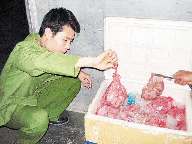 Lực lượng cảnh sát môi trường bắt quả tang thực phẩm bẩn.