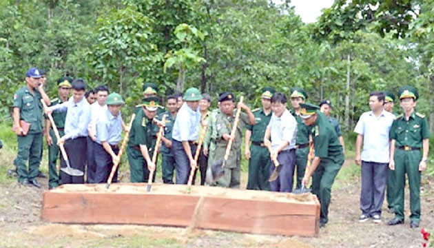 Động thổ xây dựng tuyến đường điện hỗ trợ cho ba đồn Cảnh sát bảo vệ biên giới của Vương quốc Cam-pu-chia.