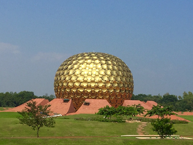 Quả cầu kim loại vàng ở Auroville. Ảnh: THÚY HẰNG