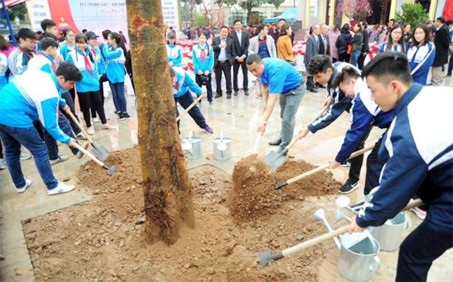 Đoàn viên, thanh niên tham gia Tết trồng cây Xuân Mậu Tuất tại xã Ngũ Hiệp, huyện Thanh Trì (Hà Nội). Ảnh: ĐĂNG ANH