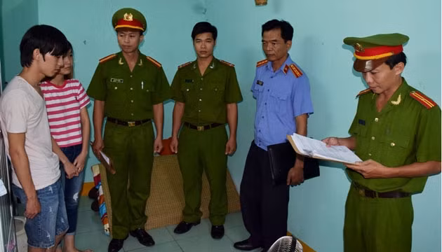 Cơ quan công an đọc lệnh bắt giam Trần Long Hạc và Võ Thị Tuyết Nhi tại phòng trọ ở đường Lê Hồng Phong (TP Huế).