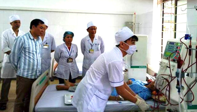 Bệnh nhân được chăm sóc và lọc máu tại Bệnh viện Đa khoa huyện Quảng Xương. 