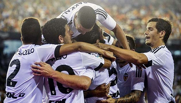 Niềm vui chiến thắng của các cầu thủ Valencia. (ảnh: ESPN)