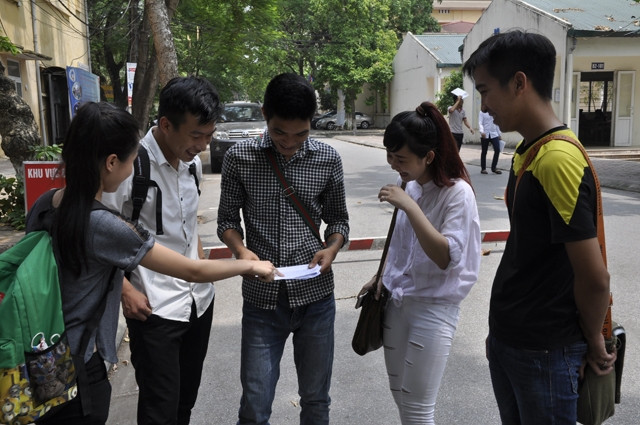 Thí sinh trao đổi sau khi thi môn Lịch sử trong kỳ thi THPT quốc gia năm 2015 tại cụm thi Trường đại học Kinh tế quốc dân (Hà Nội).