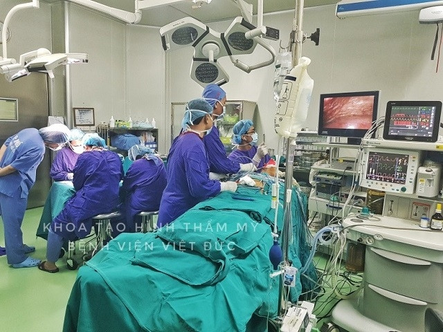 Các bác sĩ BV Hữu nghị Việt Đức thực hiện kỹ thuật khó nhất trong tao hình tai nhỏ. 