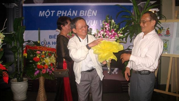 Bạn bè, đồng đội chúc mừng họa sĩ trong triển lãm.