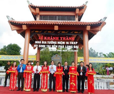 Lãnh đạo tỉnh và Tỉnh Đoàn Quảng Bình cắt băng khánh thành nhà bia tưởng niệm 16 TNXP tại bến phà Long Đại