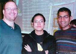 Tác giả (giữa) cùng hai đồng nghiệp
ở nước ngoài.