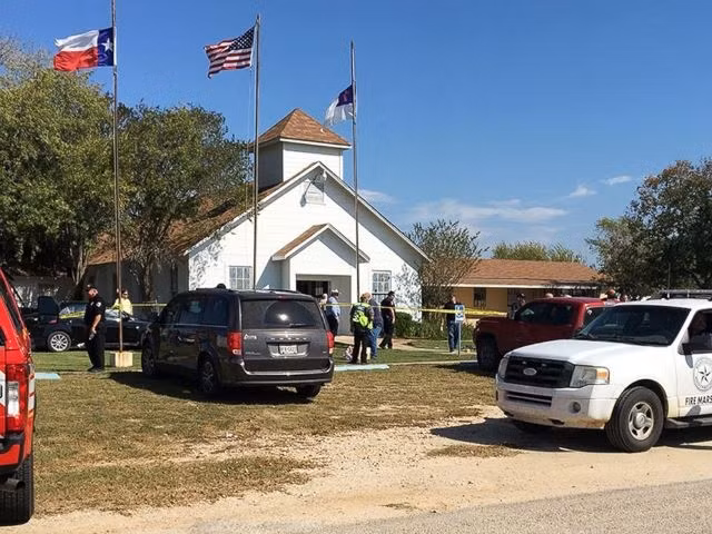 Lực lượng khẩn cấp ứng phó với vụ xả súng tại nhà thờ First Baptist, bang Texas, Mỹ, ngày 5-11. (Ảnh: AP)