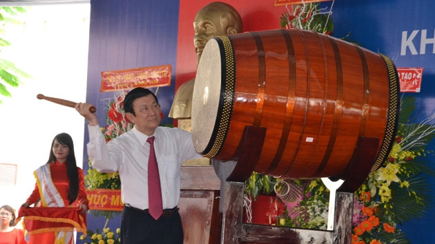 Chủ tịch nước Trương Tấn Sang đánh trống khai giải năm học mới 2014-2015 tại Trường THPT Hậu Nghĩa, huyện Đức Hòa, tỉnh Long An.