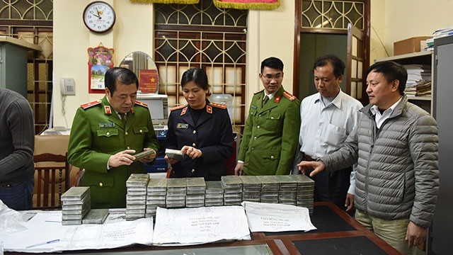 Ban chuyên án kiểm đếm tang vật vụ vận chuyển 120 bánh heroin.