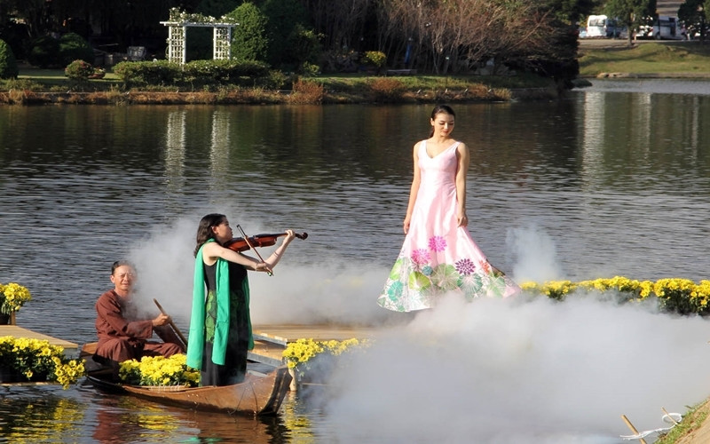 Tình ca tơ lụa Bảo Lộc trên hồ Xuân Hương.