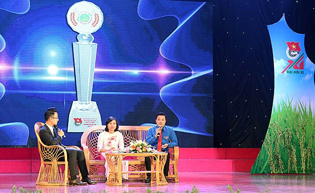 Anh Nguyễn Đức Diệp (cầm mic) tại Liên hoan Thanh niên nông thôn toàn quốc lần thứ III, năm 2017.