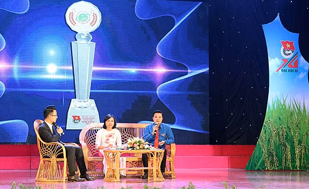 Anh Nguyễn Đức Diệp (cầm mic) tại Liên hoan Thanh niên nông thôn toàn quốc lần thứ III, năm 2017.