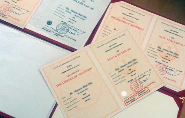 Hàng loạt văn bằng bị sai sót trong quá trình in ấn trước đó.
