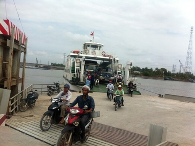 Người dân đi qua phà Kênh Tắt được phục vụ miễn phí.
