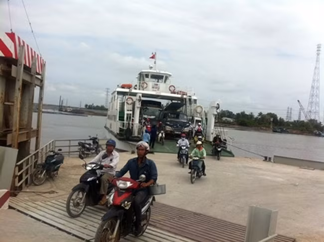 Người dân đi qua phà Kênh Tắt được phục vụ miễn phí.