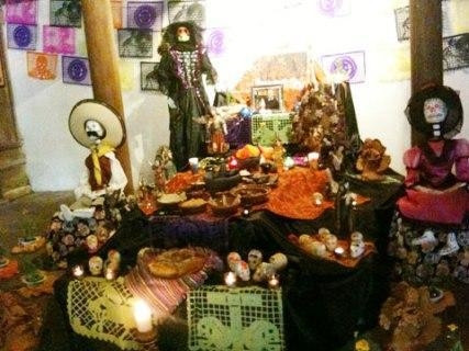 Cách bài trí bàn thờ tưởng niệm người quá cố của Mexico.