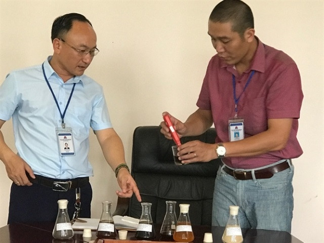 TS Phạm Xuân Đại (bên trái) cùng cộng sự,