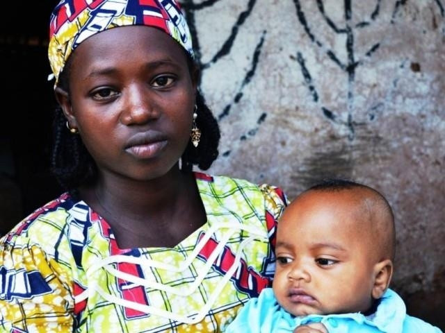 Koulsoumi (14 tuổi) chạy trốn bạo lực tại CH Trung Phi và xin tị nạn cùng gia đình tại Cameroon, tháng 10-2016. (Ảnh: Reuters)