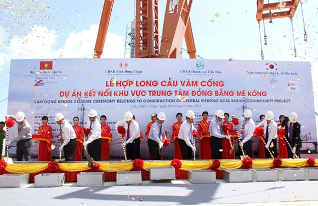 Hợp long cầu Vàm Cống