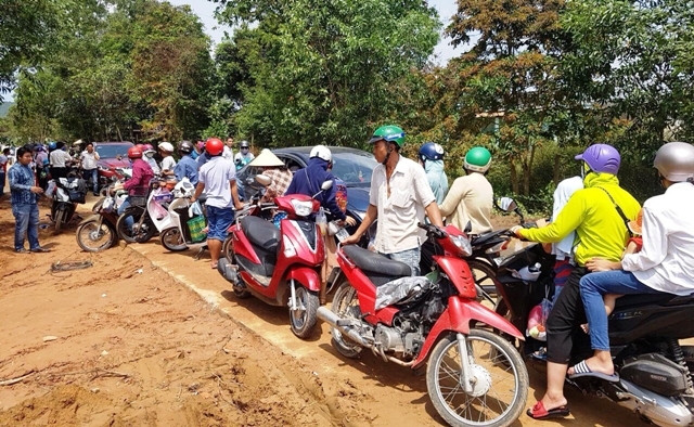 Xe ô-tô của khách và “cò” đất gây tắc đường tại xã Dương Tơ.