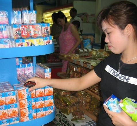 Người tiêu dùng khá e dè khi lựa chọn các sản phẩm sữa.