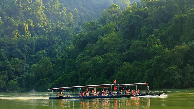 “Mây trời trên núi xanh”