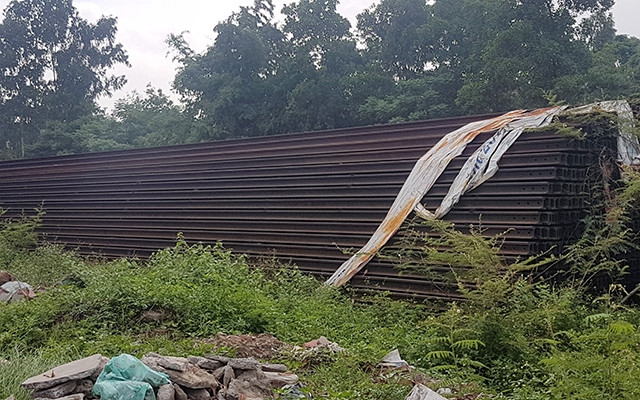 Hàng trăm tấn vật tư, thiết bị phục vụ thi công dự án đường sắt Yên Viên - Hạ Long - Cái Lân được bảo quản sơ sài, phơi mưa nắng gần 10 năm qua, gây lãng phí, hư hỏng. Ảnh: PHÙNG TUẤN