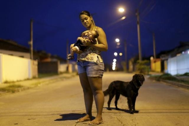 Chị Germana Soares bế con trai hai tháng tuổi Guilherme Soares Amorim được sinh ra với căn bệnh đầu nhỏ (Tại Ipojuca, Brazil, tháng 1 năm 2016. Ảnh: Reuters).