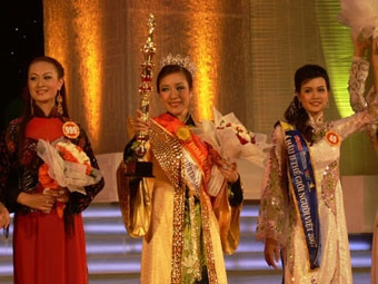 Hoa hậu Ngô Phương Lan, Á hậu 1 Teresa Sam (trái) và Á hậu 2 Đặng Minh Thu (phải).