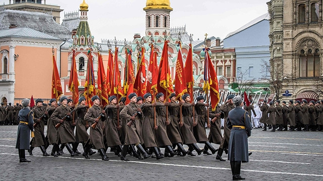 Nga tái hiện sự kiện duyệt binh lịch sử 77 năm trước trên Quảng trường Đỏ ở Thủ đô Moscow. Ảnh: TASS