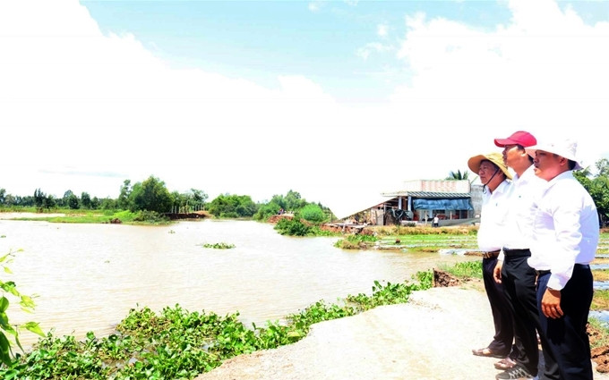 Kỷ luật năm cán bộ lãnh đạo, nguyên lãnh đạo huyện Đức Huệ để xảy ra nhiều vi phạm trong quản lý khai thác các hầm đất khoáng sản và bảo vệ môi trường.