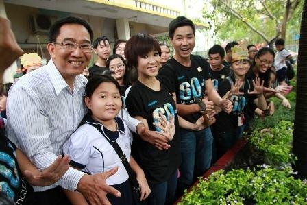 Bàn giao Vườn cây “Bảy sắc cầu vồng”.