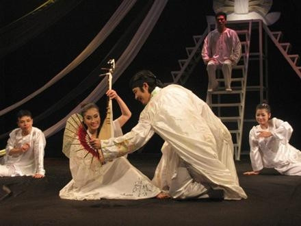 Cảnh trong vở kịch hình thể "Nguyễn Du với Kiều".
