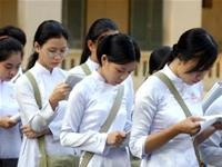 Thí sinh tranh thủ ôn bài trước khi
vào phòng thi tại HĐT Trường THPT
chuyên Lê Hồng Phong TP Hồ Chí Minh.