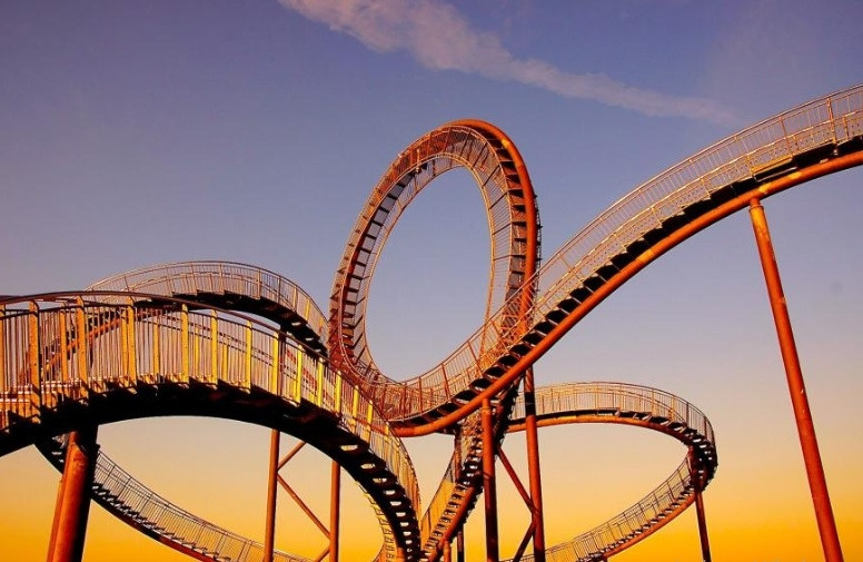 Tàu lượn siêu tốc có thể đi bộ cao 69 feet ở Duisburg, Đức. Với 249 bước, du khách có thể bắt gặp khung cảnh ấn tượng của sông Rhine và vào ban đêm, tay vịn được chiếu sáng bằng đèn LED. Ảnh: ESTHER D