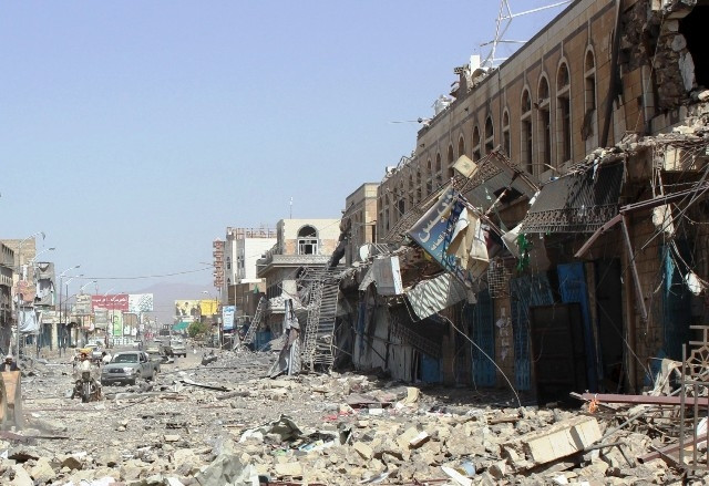 Đường phố của TP Saada sau cuộc không kích do liên quân A-rập thực hiện ngày 22-5-2015. (Ảnh: Reuters)