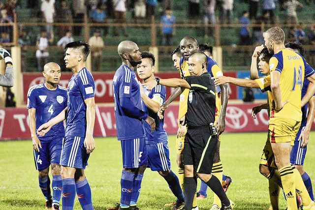 Các cầu thủ Khánh Hòa phản ứng với quyết định của trọng tài Phùng Đình Dũng. Ảnh: Bá Duy 