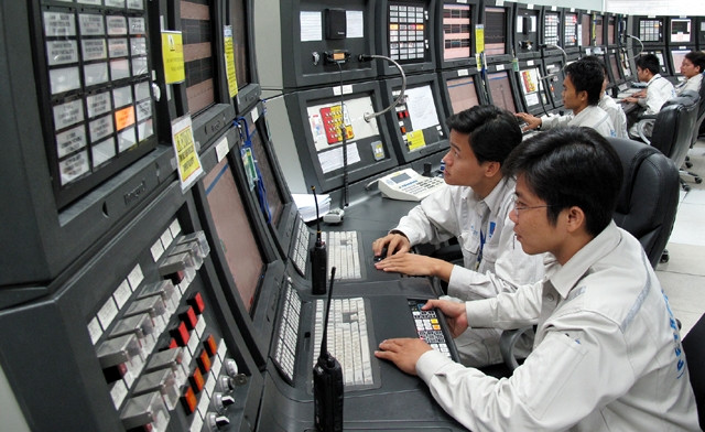 Điều hành sản xuất tại trung tâm Nhà máy lọc dầu Dung Quất.